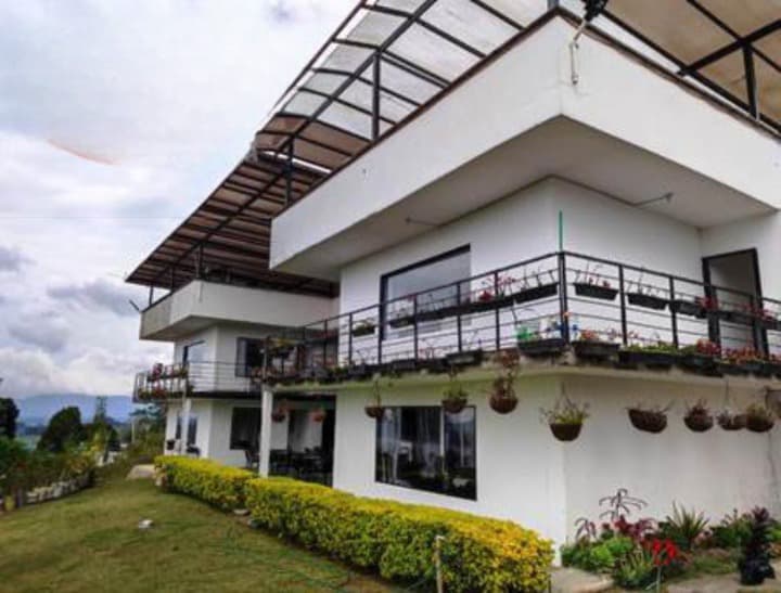 Guatapé Lake View Home: Modern Luxury & Nature Retreat - Image 1
