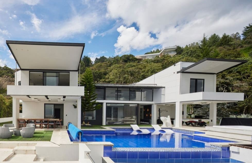 Luxury Bello Home with Pool & Cinema in Medellín