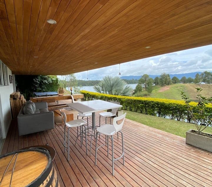 Casa Moderna en Guatapé | Vistas Impresionantes y Lujo