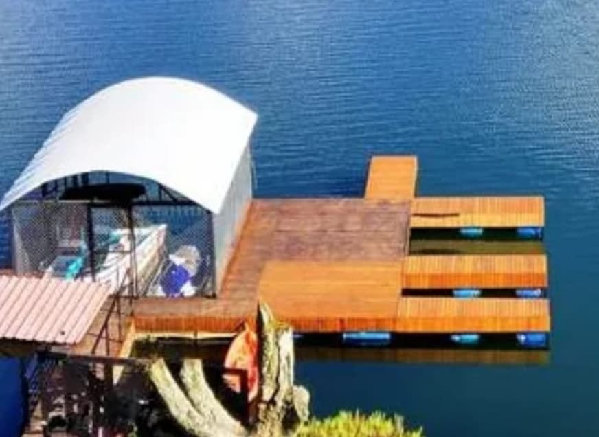 Casa frente al lago de Guatapé con 3 cabañas en venta