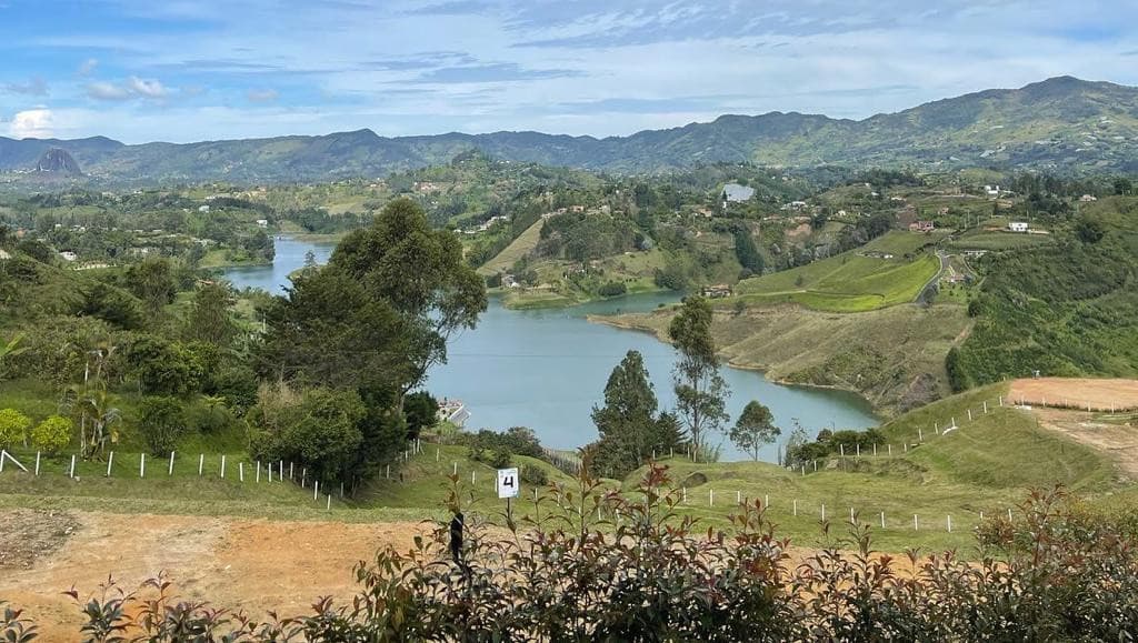 Lotes en Peñol en Venta - Vistas Impresionantes y Amenidades