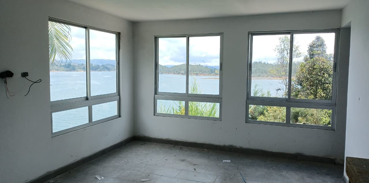 Impresionante casa en el Lago Guatapé en venta - 5 habitaciones, 5 baños