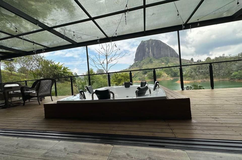 Casa en el Lago Guatapé en Venta | Bienes raíces en Medellín
