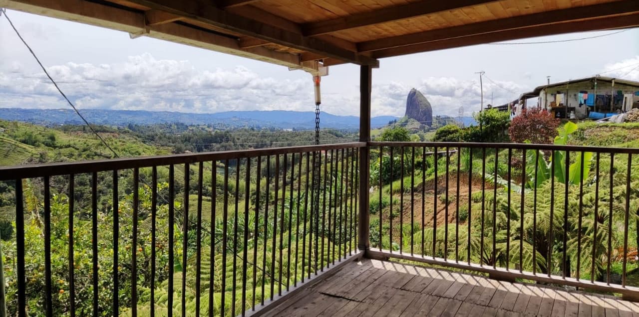 Finca en Guatapé con Vistas Impresionantes - Bienes Raíces en Medellín