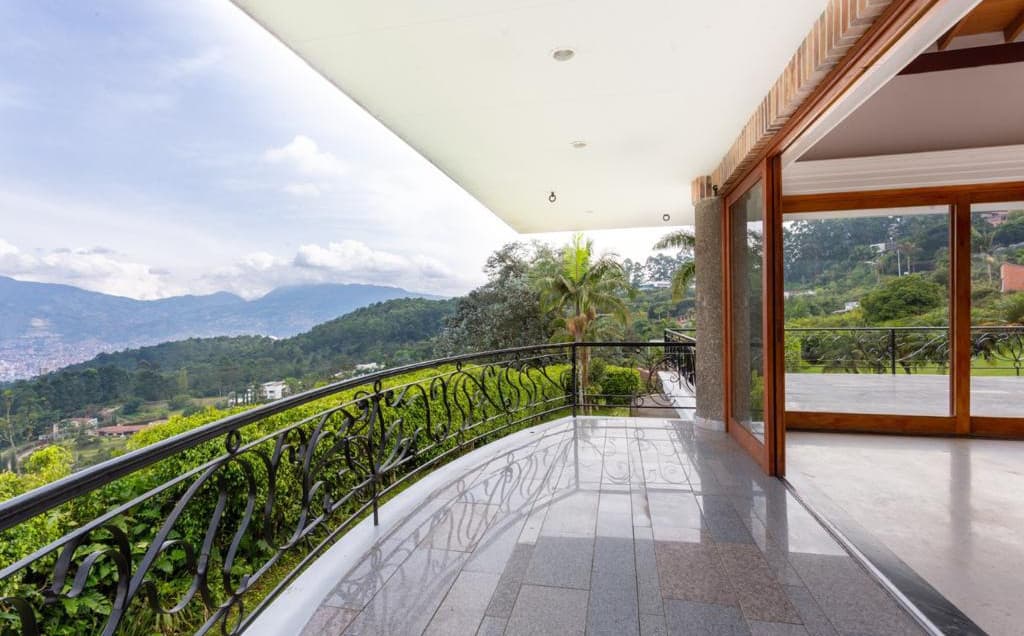 Luxurious 4-Bedroom Home in Mirador del Poblado - Image 1