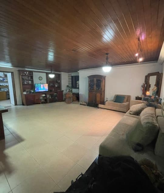 Amplio Condominio en El Centro de Medellín - 4 Habitaciones, 4 Baños